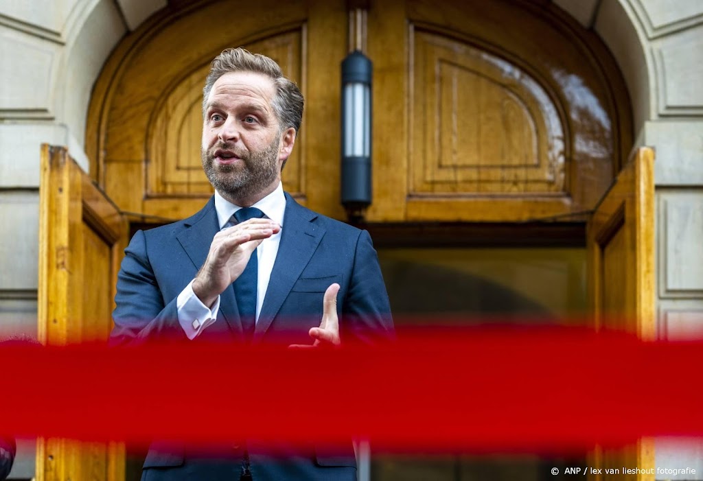 Kabinet ziet 'lichtpuntjes' in data over omikronvariant