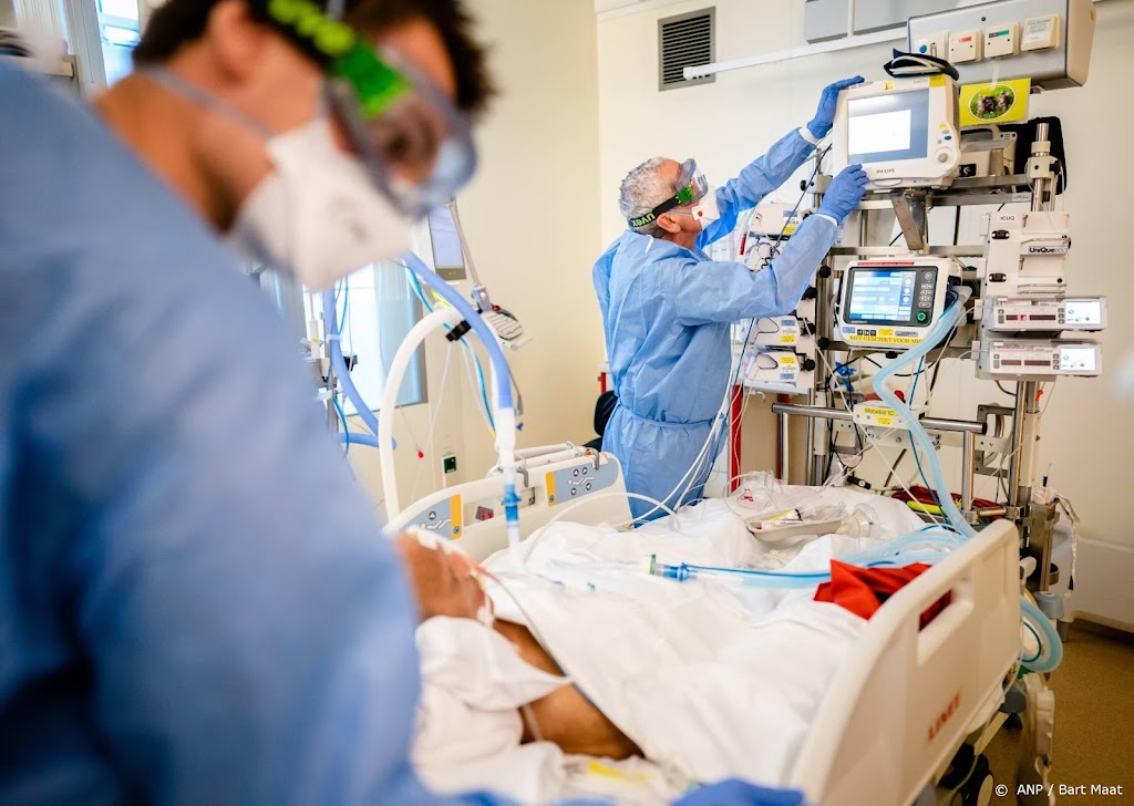 Aantal coronapatiënten in ziekenhuizen blijft ongeveer gelijk
