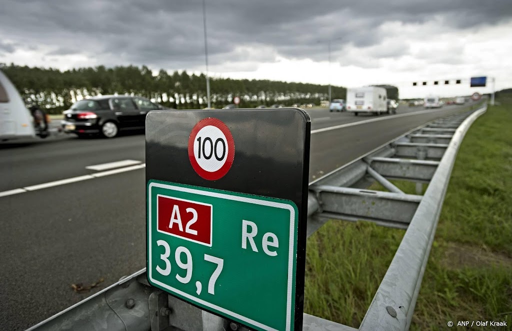 Ongeluk met auto's op de A2 achter langzaamrijdende vrachtwagens