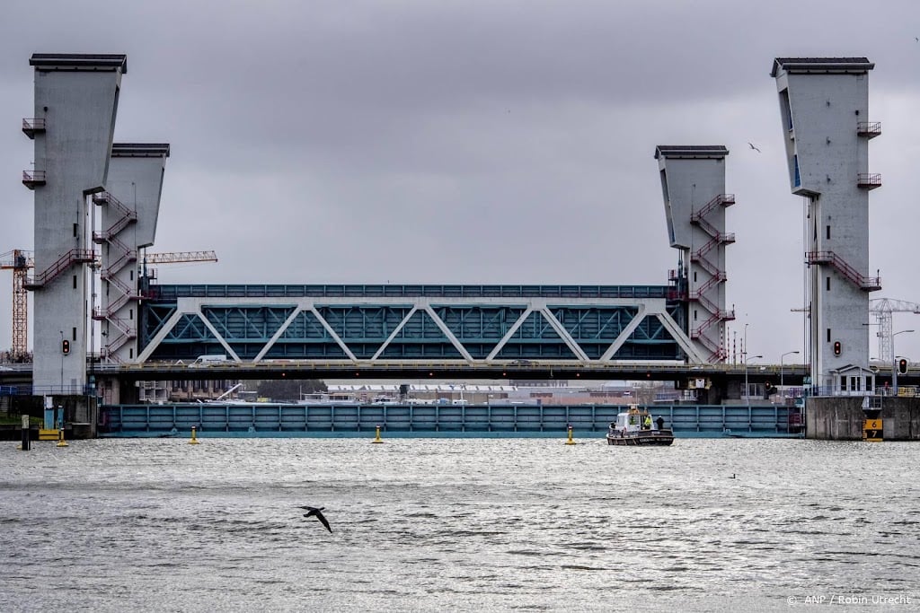 Stormvloedkeringen maandag dicht om hoogwater door storm Corrie