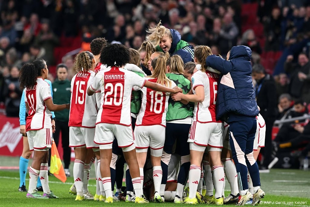 Ajax-vrouwen na spannend slot in ArenA naar kwartfinales CL