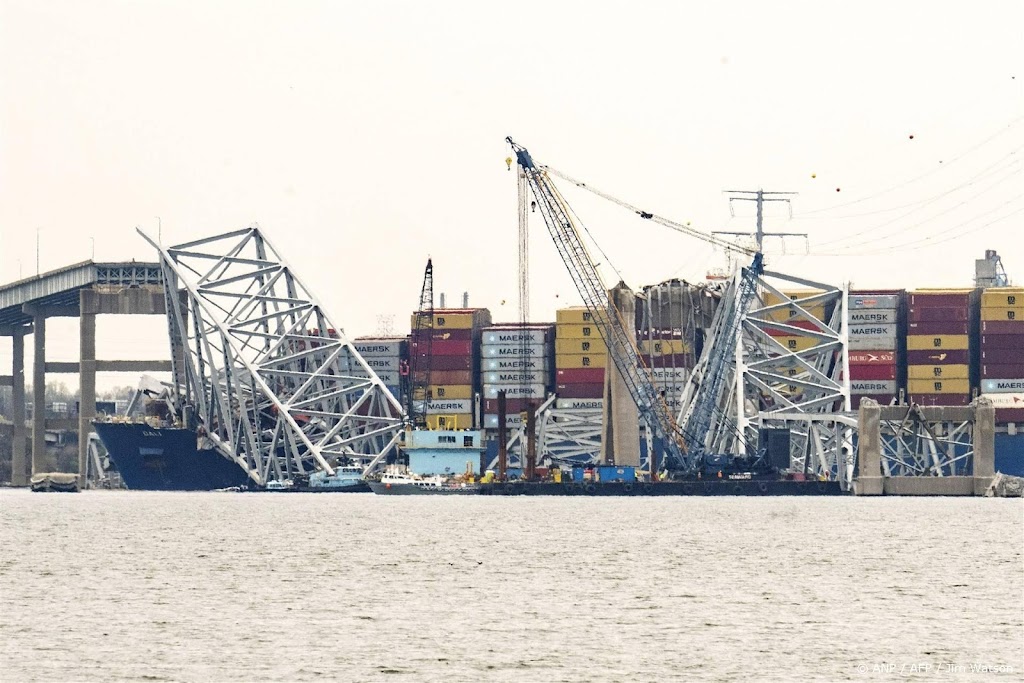 Verwijdering eerste stuk ingestorte brug bij Baltimore is begonnen