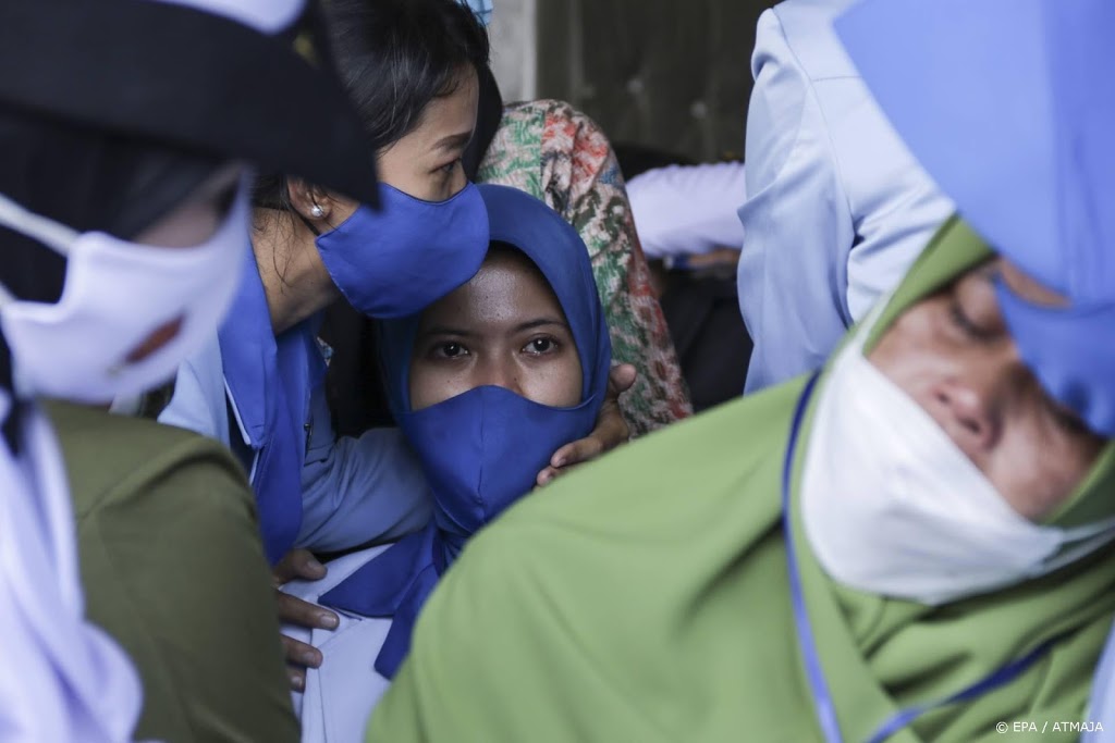 Indonesië gaat gezonken onderzeeër bergen
