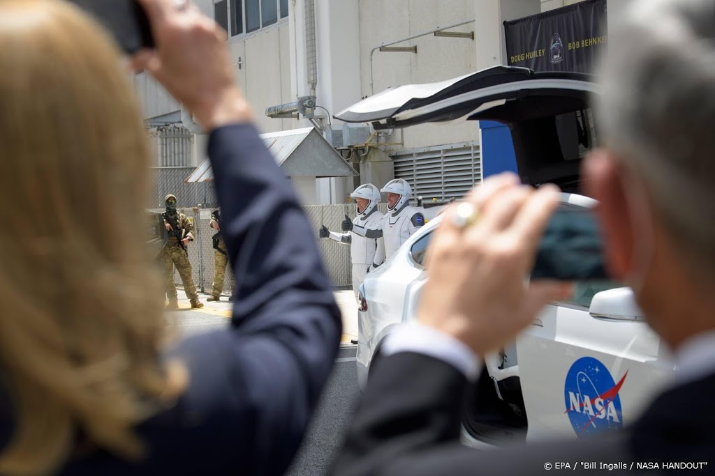 Eerste commerciële raket met astronauten aan boord opgestegen