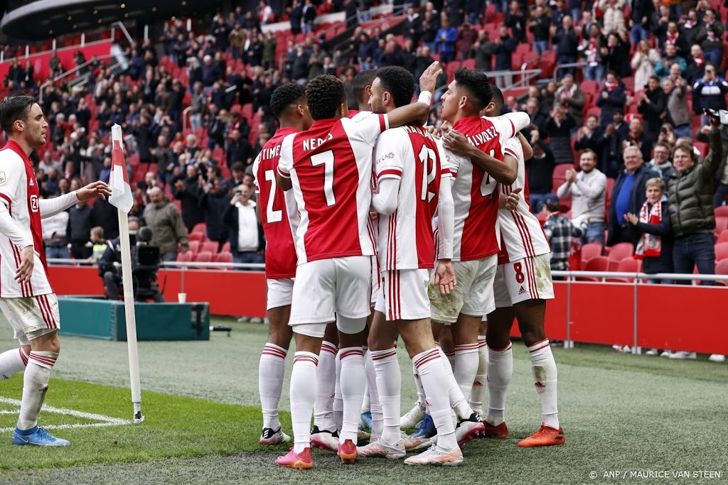 Voetbalbond KNVB ziet perspectief in prognose minister De Jonge