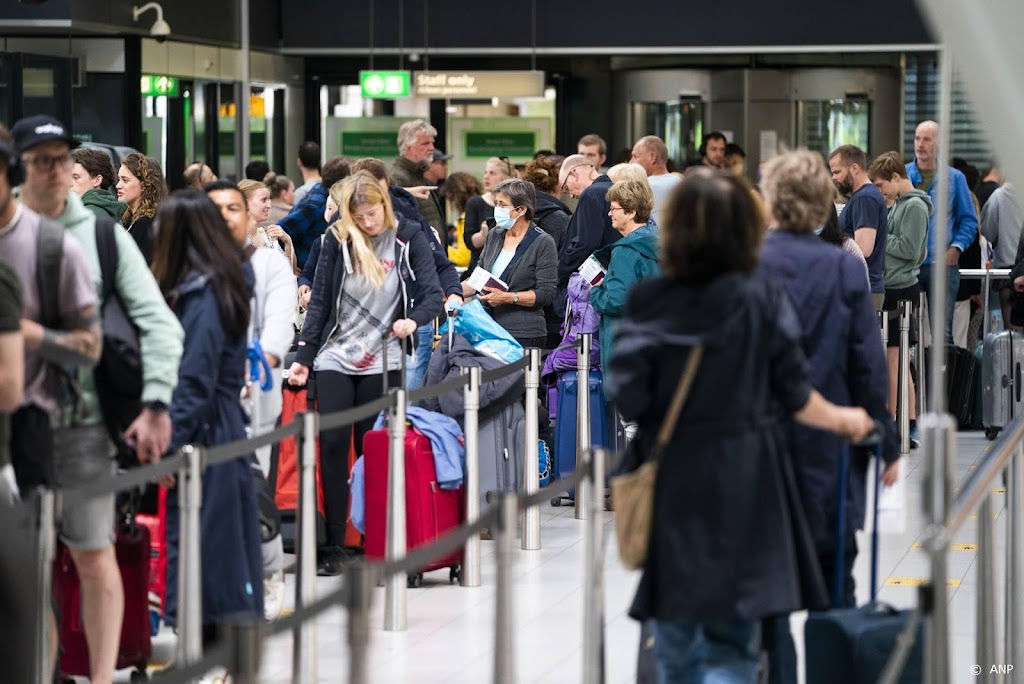 Kabinet eist wekelijkse updates van Schiphol over lange rijen