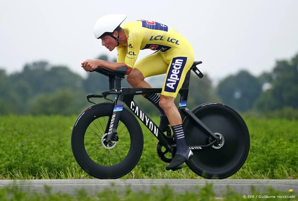 Van der Poel behoudt gele trui, Pogacar wint eerste tijdrit