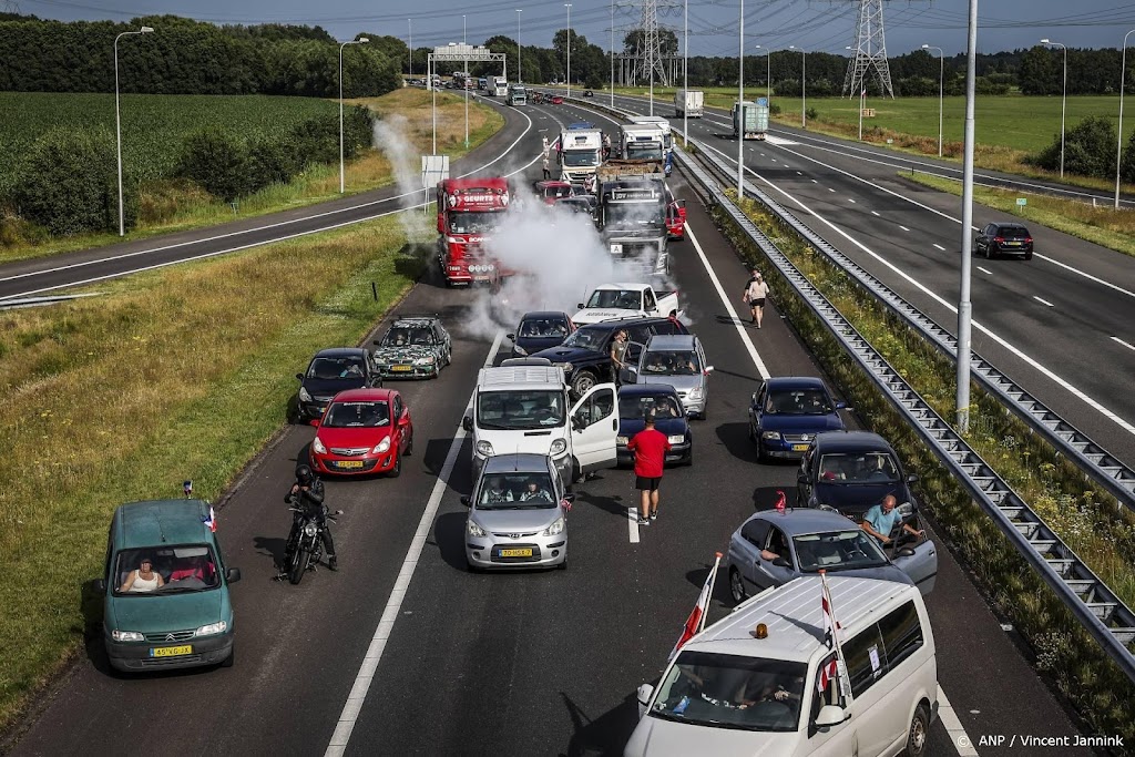 Man op tractor verdacht van poging doodslag na inrijden op politie