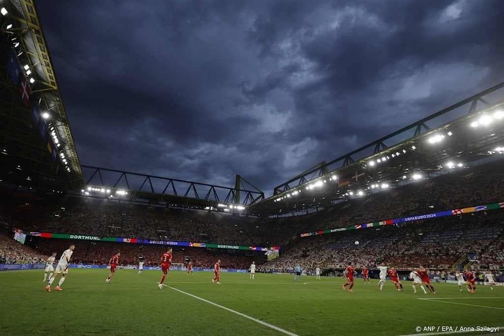 Man klom tijdens EK-duel op dak stadion om foto's te maken