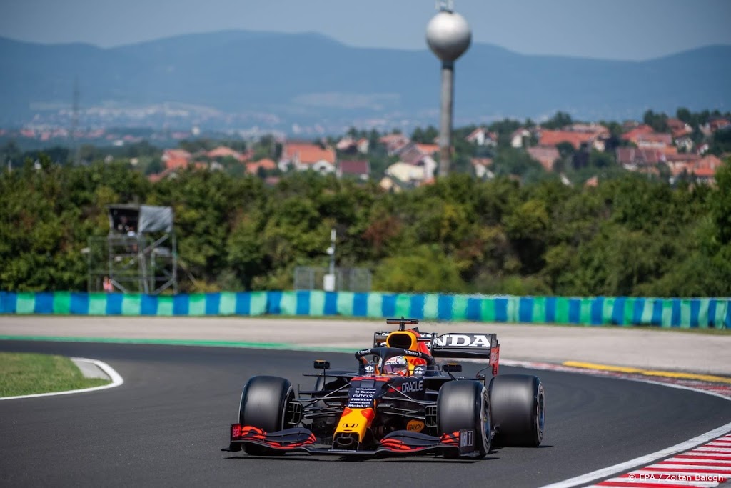 Verstappen achter Bottas en Hamilton in tweede vrije training