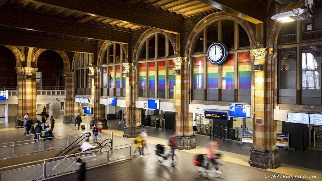 Amsterdam Centraal versierd voor Pride Amsterdam