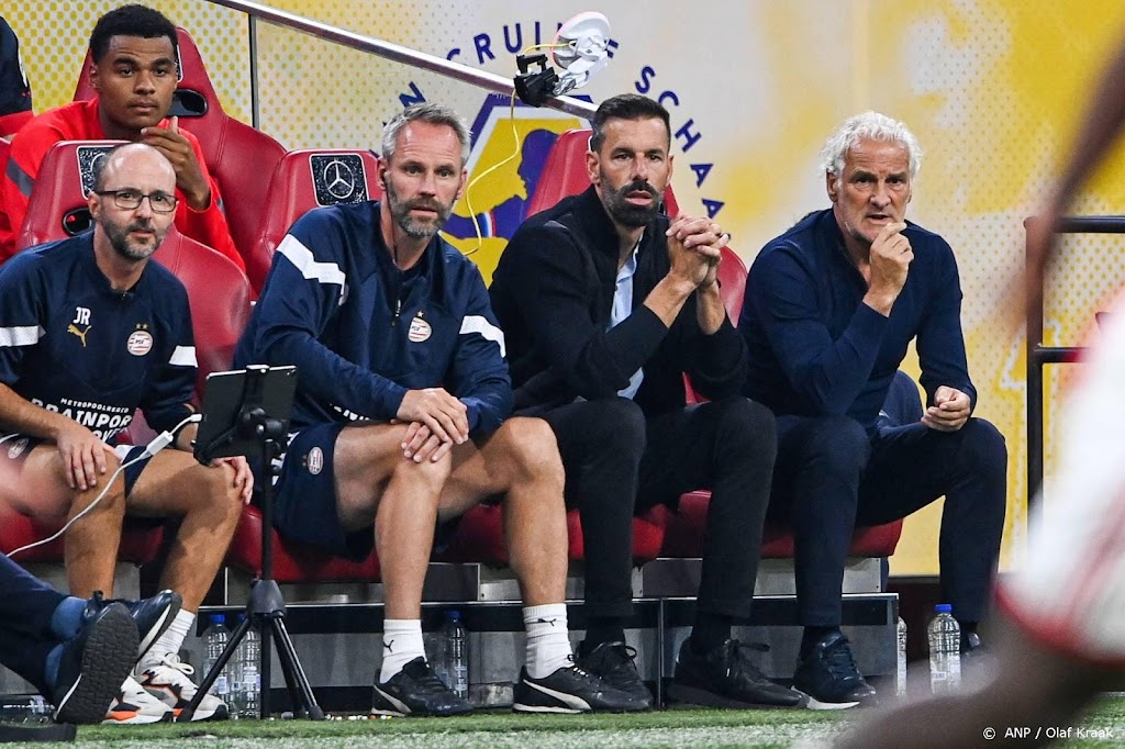 Trainer Van Nistelrooij geniet en is trots na winst PSV op Ajax