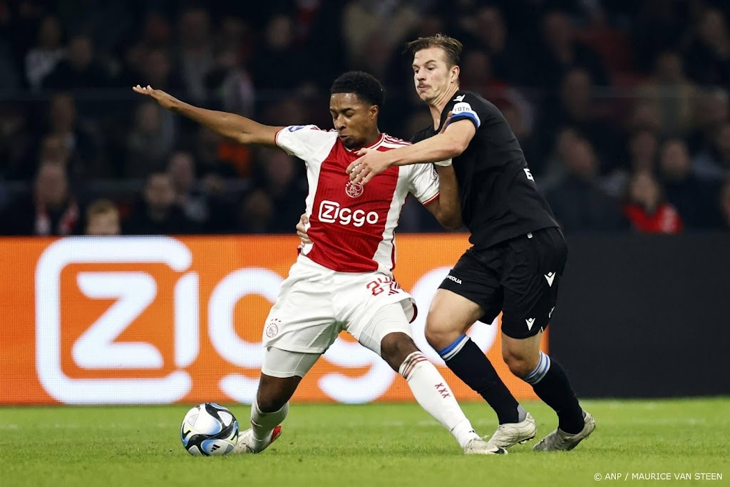 Ajax bevestigt vertrek Vos naar AC Milan en wil Forbs verkopen