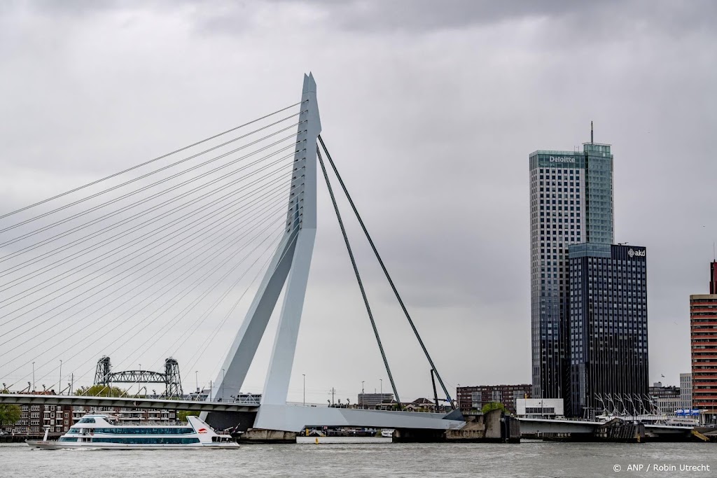 Erasmusbrug kleurt groen uit steun voor Iraanse vrouwen
