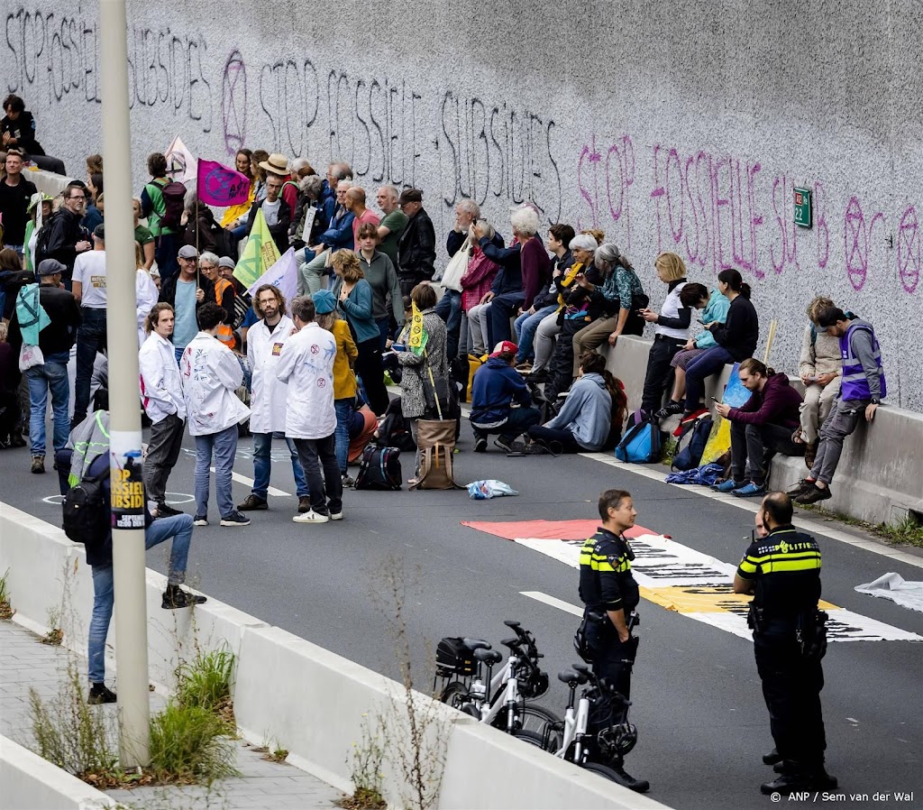 Ook Duitse klimaatactivisten blokkeren A12 in Den Haag