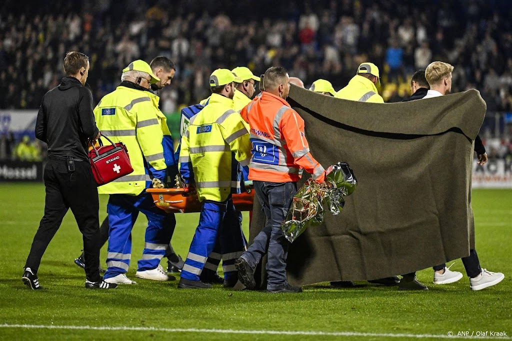 RKC - Ajax tijdelijk gestaakt na blessure doelman Vaessen