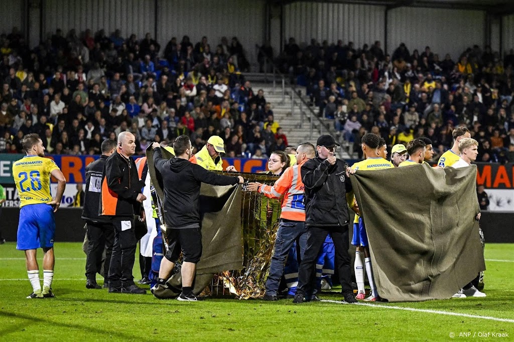 Keeper Vaessen van RKC is bij kennis en naar ziekenhuis gebracht