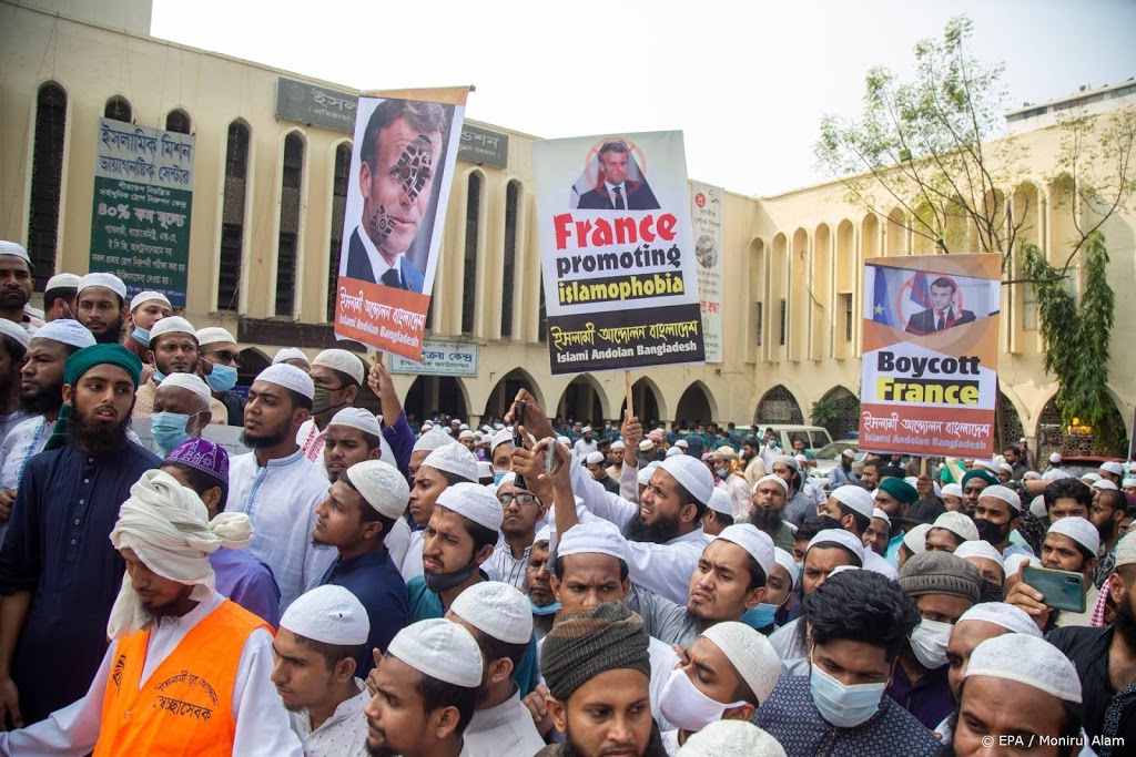 Tienduizenden moslims straat op voor anti-Franse protesten