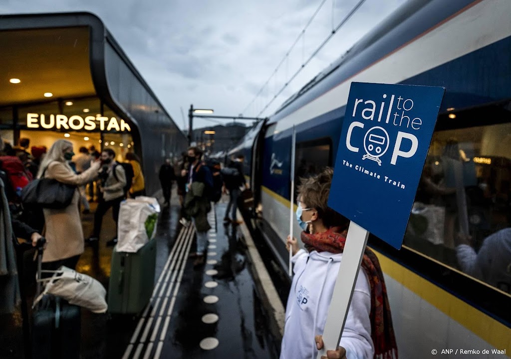 Deelnemers klimaattop met trein op weg naar Glasgow