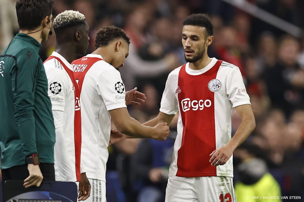 Verdediger Rensch vervangt afwezige Mazraoui bij Ajax