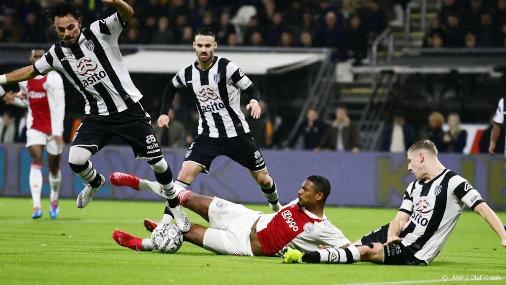 Slap en slordig Ajax speelt gelijk tegen Heracles Almelo