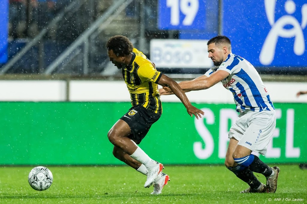 Vitesse wint in Heerenveen door doelpunt Openda in blessuretijd