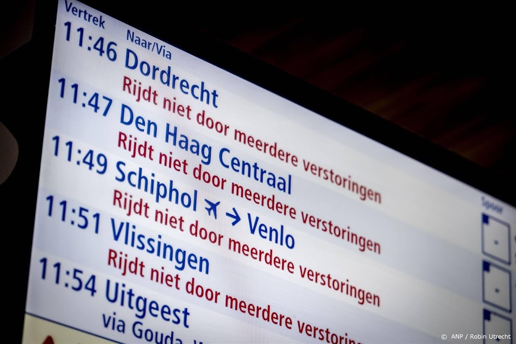 Kapotte bovenleiding boven spoor in Rotterdam 's avonds hersteld