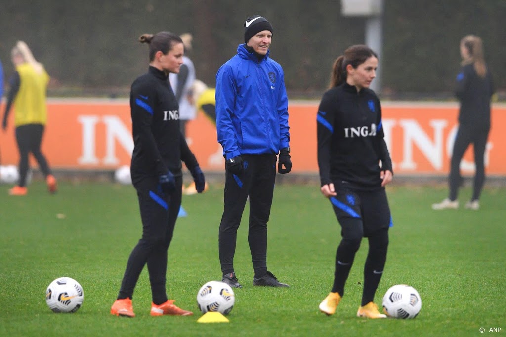 Vrouwencoach Veurink ziet niets in oefenen tegen jongens
