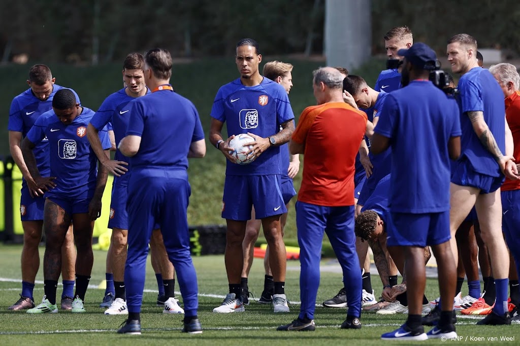 Oranje traint met invallers en reserves na halen achtste finales