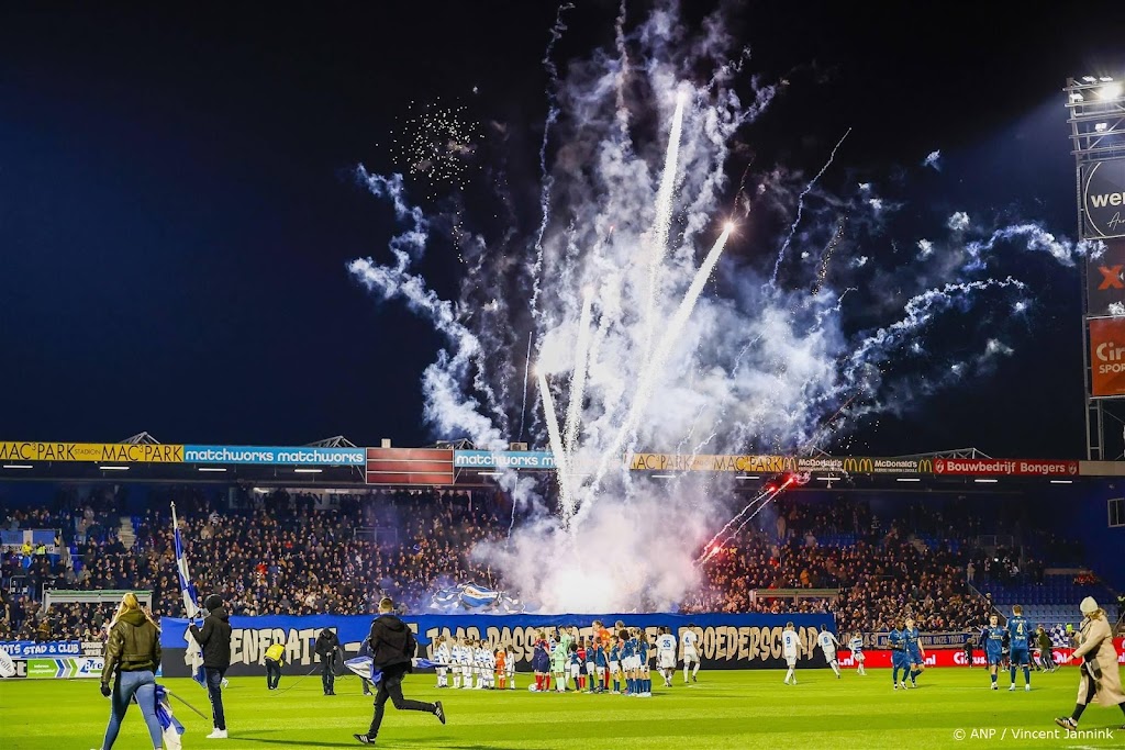 Wedstrijd PEC Zwolle - Sparta vertraagd na vuurwerk in stadion