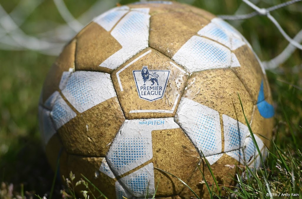 Rouwbanden en minuut applaus voor Pelé in Premier League
