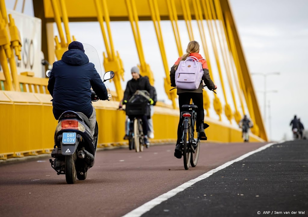 Populariteit snorfietsen daalt wegens helmplicht