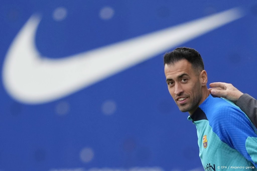 Busquets maakt seizoen af bij Barcelona, ondanks lucratief aanbod