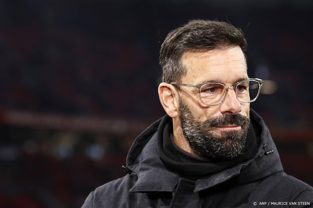 Van Nistelrooij vindt dat PSV af moet van tussentijdse transfers