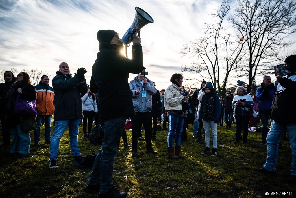 Paar honderd mensen protesteren in Apeldoorn tegen coronaregels