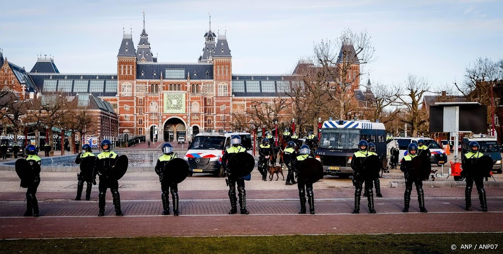 33 aanhoudingen in Amsterdam, maar ook vreedzame demonstraties