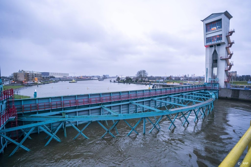 Rijkswaterstaat opent stormvloedkeringen weer