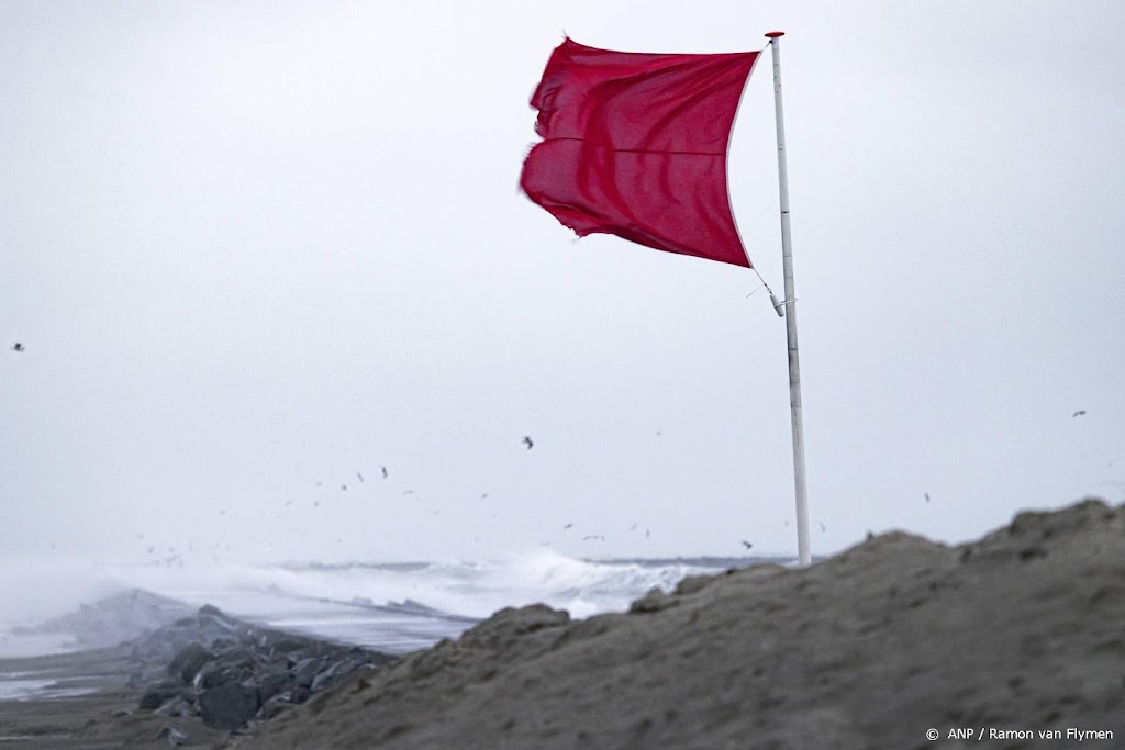 Lage kades langs de kust lopen onder