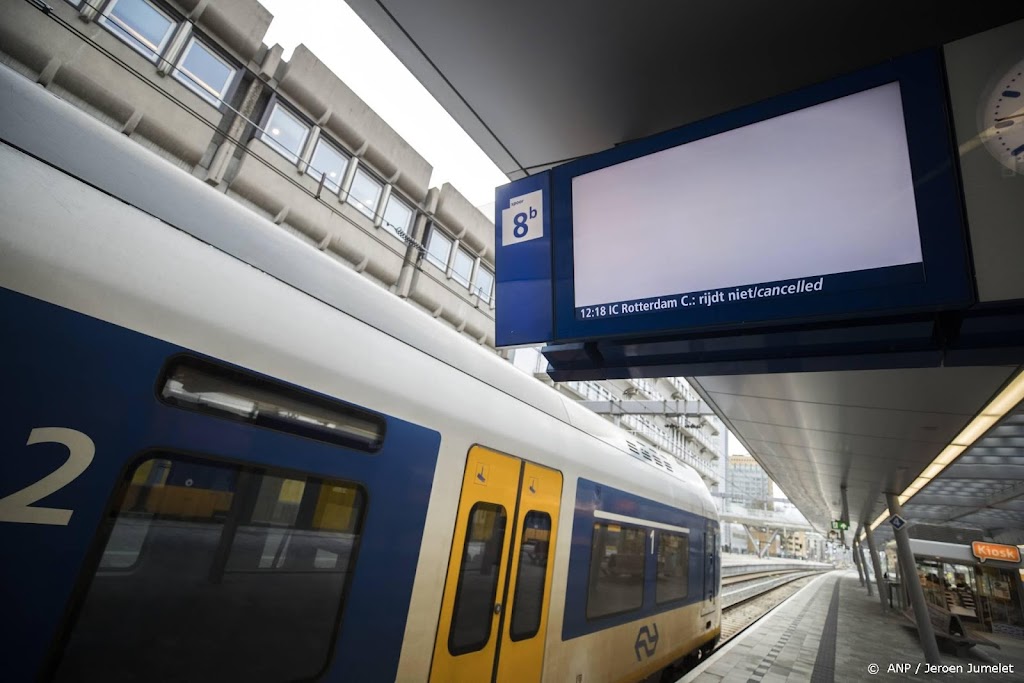 Minder treinen door storm en vertraging door defecte bovenleiding