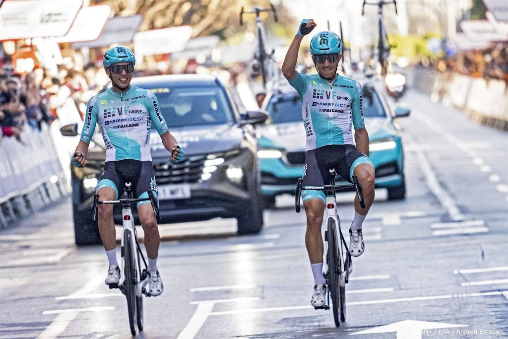 Ploegmaat gunt Tonelli winst in eerste rit Ronde van Valencia