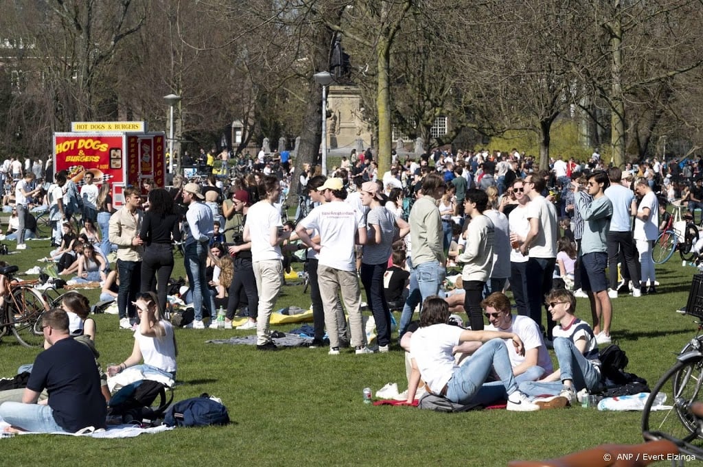 Aanhoudingen om geweld tegen politie bij ontruiming Vondelpark