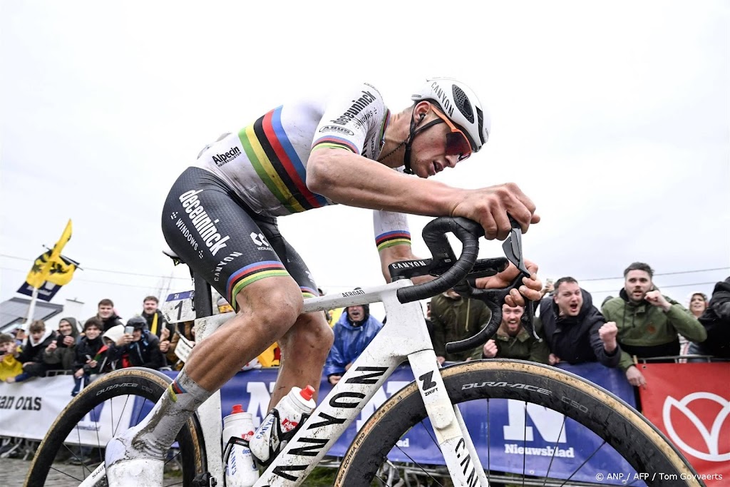 Van der Poel soleert naar derde zege in Ronde van Vlaanderen