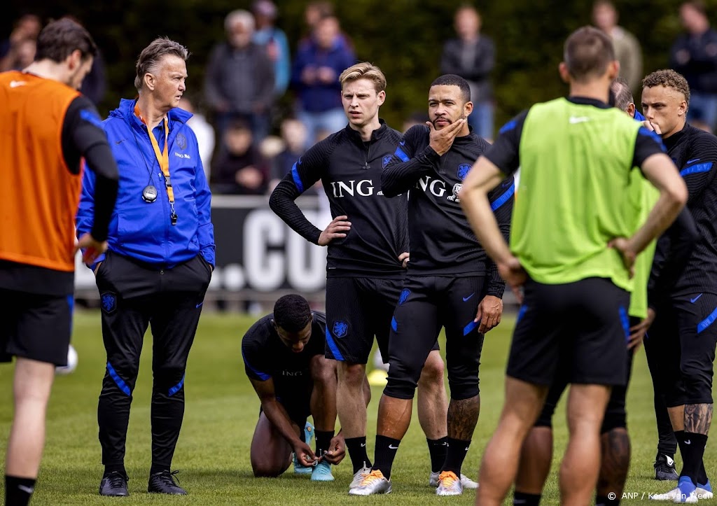 Oranje traint met aanvoerder Van Dijk en Martins Indi