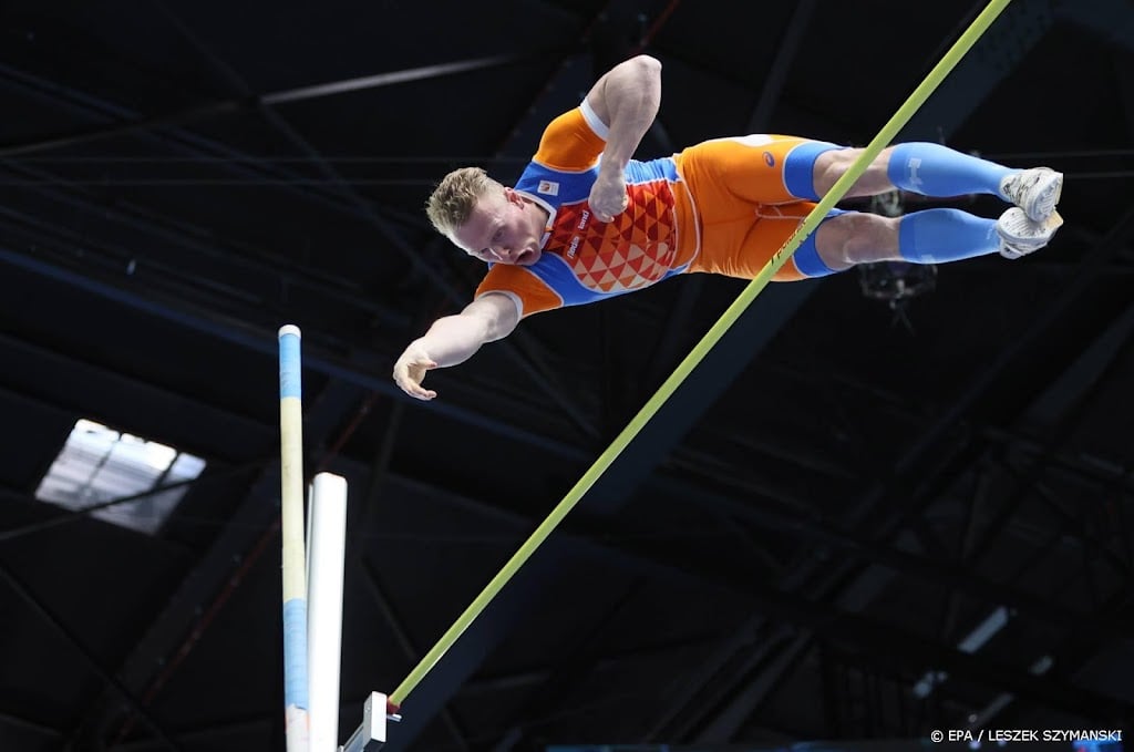 Vloon springt met de polsstok naar olympische finale