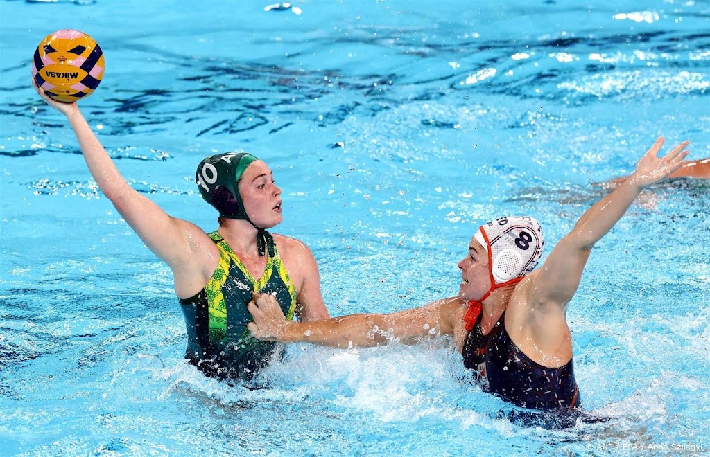 Waterpolosters ondanks puntenverlies naar laatste acht