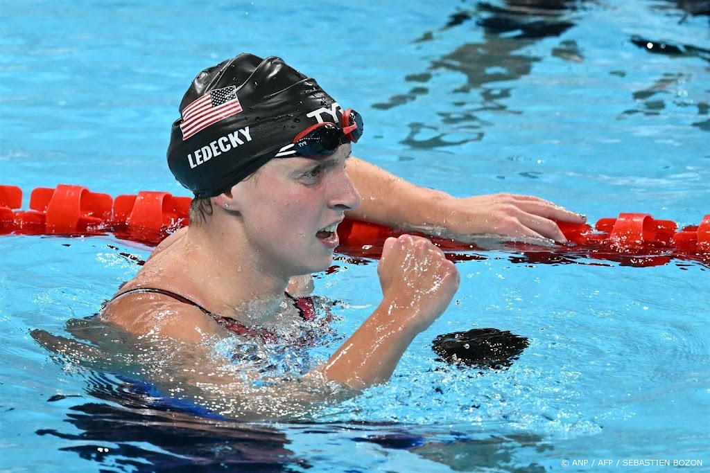 Ledecky zwemt in record op 1500 meter naar achtste goud