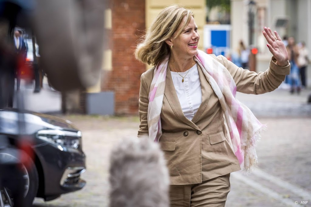 Van Nieuwenhuizen stapt op als minister van Infrastructuur