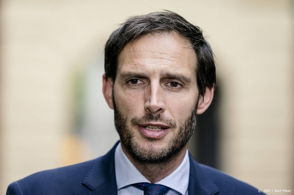 Hoekstra: niet op eigen houtje toeristenvisa Russen schrappen