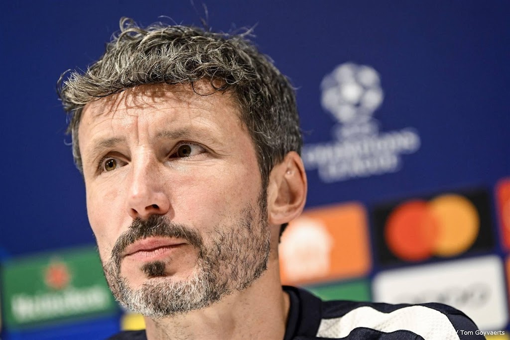 Van Bommel met Antwerp tegen FC Barcelona in Champions League 