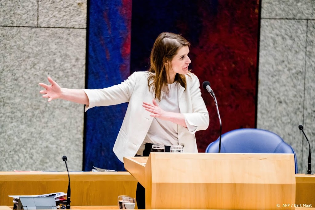 Minister Visser aan gewelddadige voetbalfans: ga op kickboksen